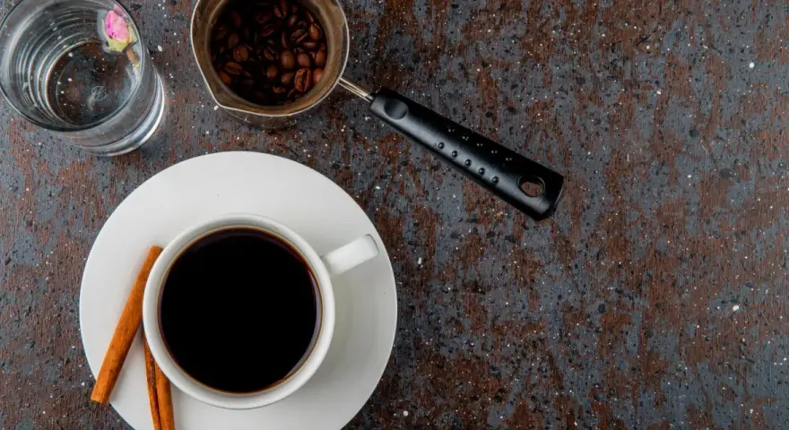 Jak zrobić americano: gorąca woda, espresso i ziarna kawy. Idealny napój na chłodny poranek.