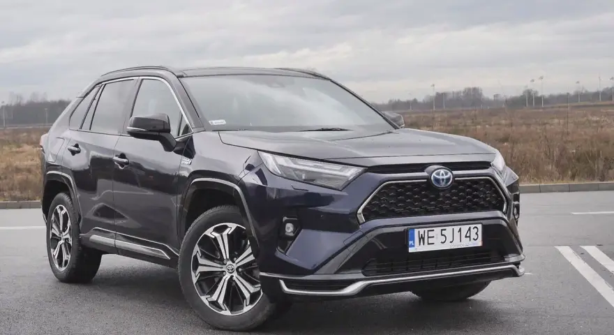 Toyota RAV4 hybryda czy benzyna – która wersja jest tańsza w utrzymaniu?