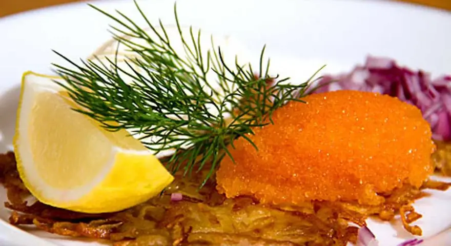En läcker råraka med rom, dill, citron och rödlök. Ett perfekt råraka recept för en festlig måltid.