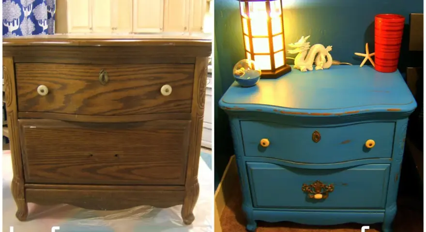 Antes y después de pintar mesita de noche con chalk paint azul. Un dragón blanco decora la superficie.