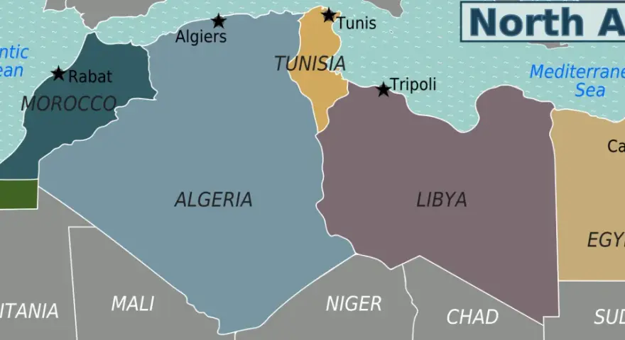 Mapa przedstawia kraje Afryki Północnej: Maroko, Algierię, Tunezję, Libię i Egipt, z dostępem do Oceanu Atlantyckiego i Morza Śródziemnego.