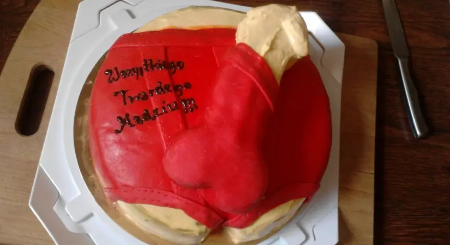 Tort panieński w kształcie czerwonych majtek z napisem "Wszystkiego Twardego Madziu!!!".