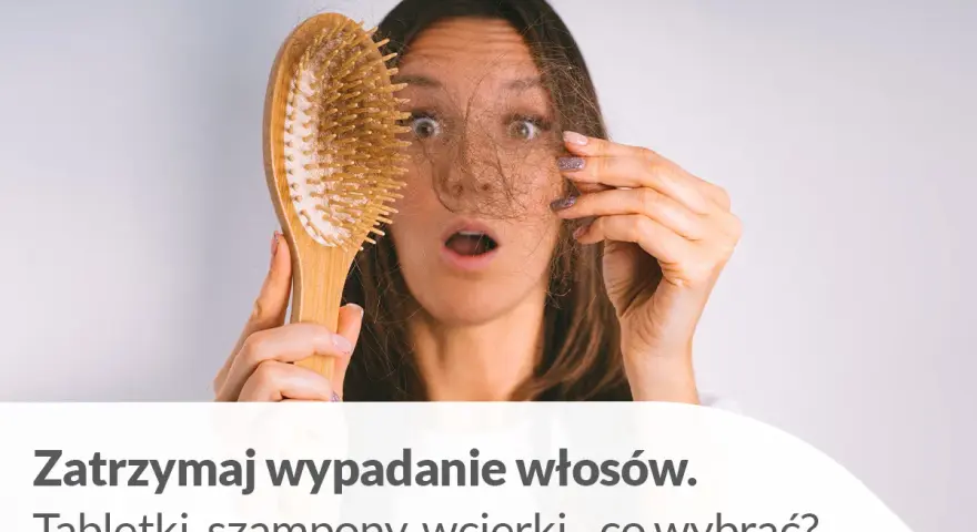 Zaskoczona kobieta trzyma szczotkę z garścią włosów. Szuka odpowiedzi na pytanie: jakie witaminy na wypadanie włosów?
