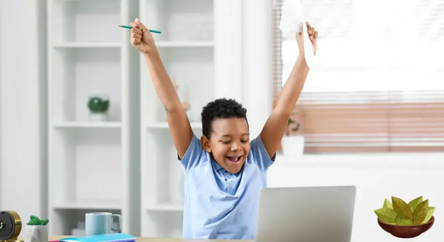 Niño celebra con un lápiz y papel, ¡cosas que dan suerte para un examen!