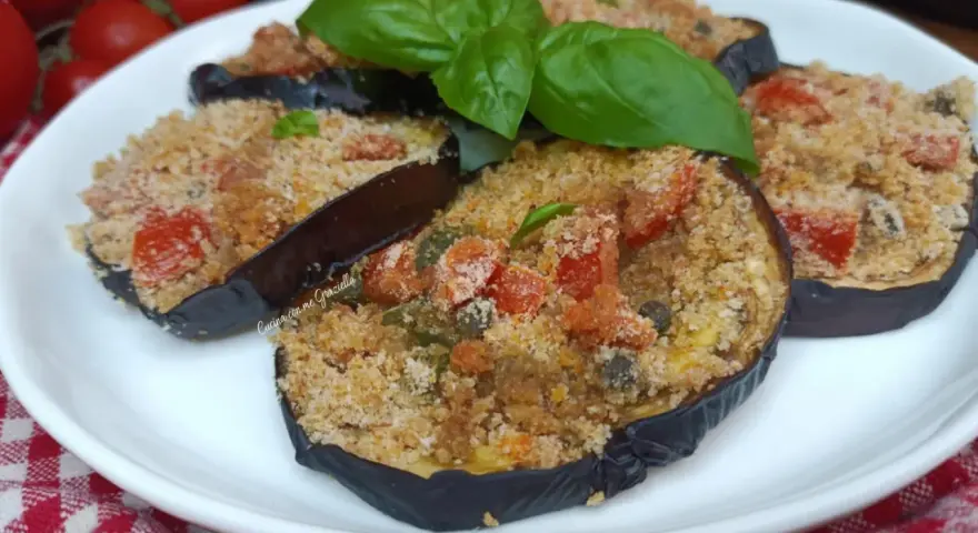 Melanzane ripiene in friggitrice ad aria, un piatto gustoso e leggero. Pomodorini, capperi e basilico per un ripieno saporito.