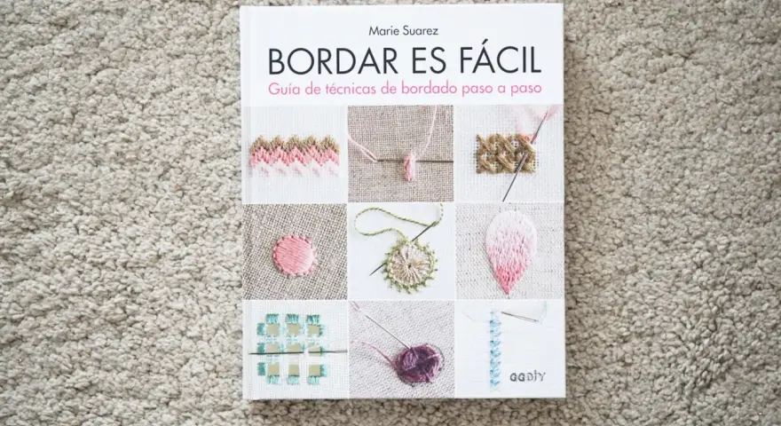 Libro "Bordar es Fácil" con ejemplos de puntadas y técnicas. Aprende qué es bordar con esta guía paso a paso.