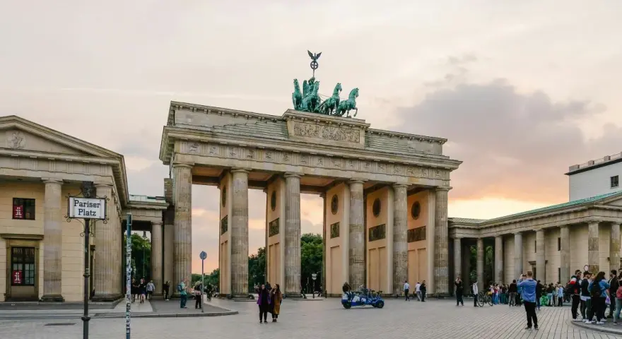 Brama Brandenburska, symbol Berlina, idealne miejsce na rozpoczęcie zwiedzania. Berlin co warto zobaczyć w jeden dzień? To właśnie!