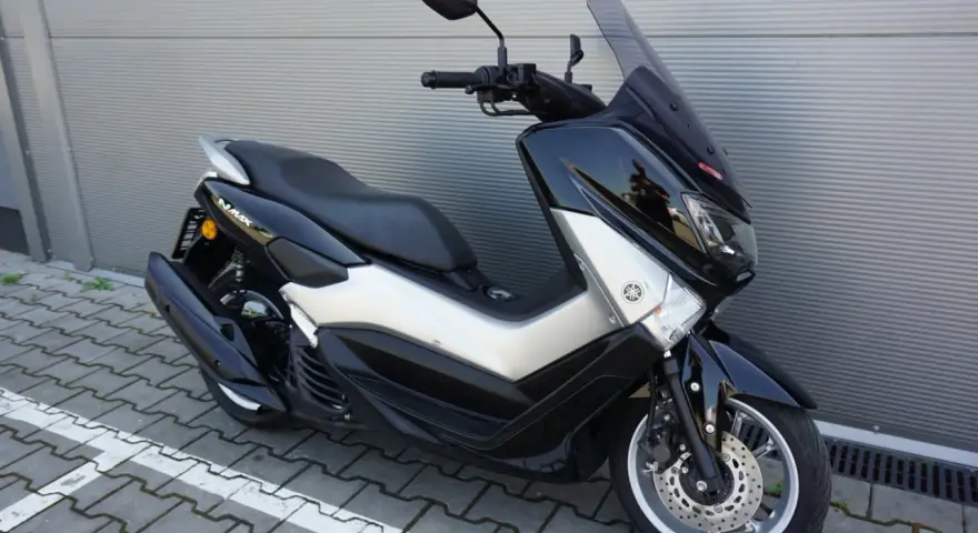 Czarny skuter Yamaha NMAX 125, idealny do miasta. Sprawdź jego dane techniczne i możliwości.