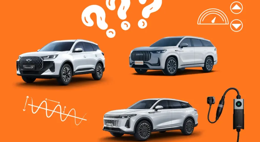 Trzy białe SUV-y, w tym omoda hybryda, na pomarańczowym tle z ikonami i ładowarką.