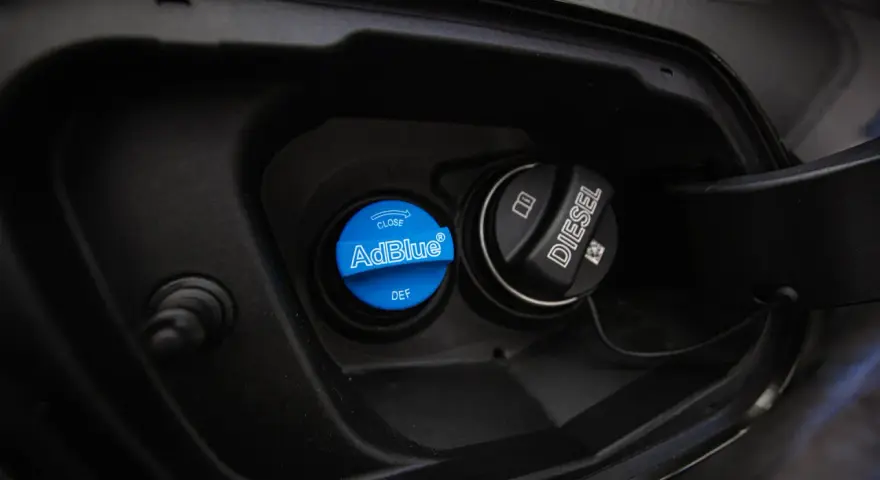 Dwa korki w samochodzie: niebieski z napisem AdBlue i DEF, czarny z napisem DIESEL. System SCR w dieslu wymaga dbałości.