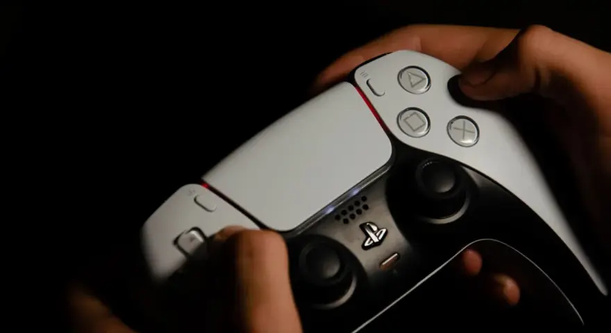 Manos sujetando un mando de PS5, intentando arreglar el drift.