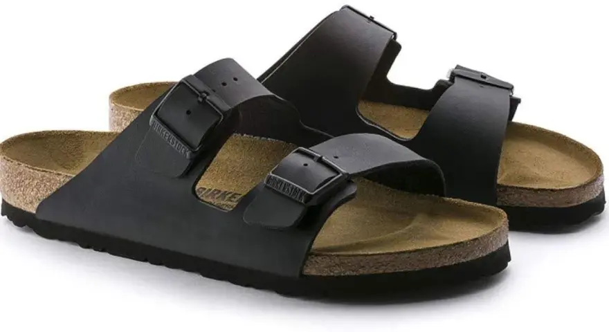 Sandalias negras tipo Birkenstock, cómodas y versátiles. ¿Qué es Birko Flor? Es el material de alta calidad de estas chanclas.