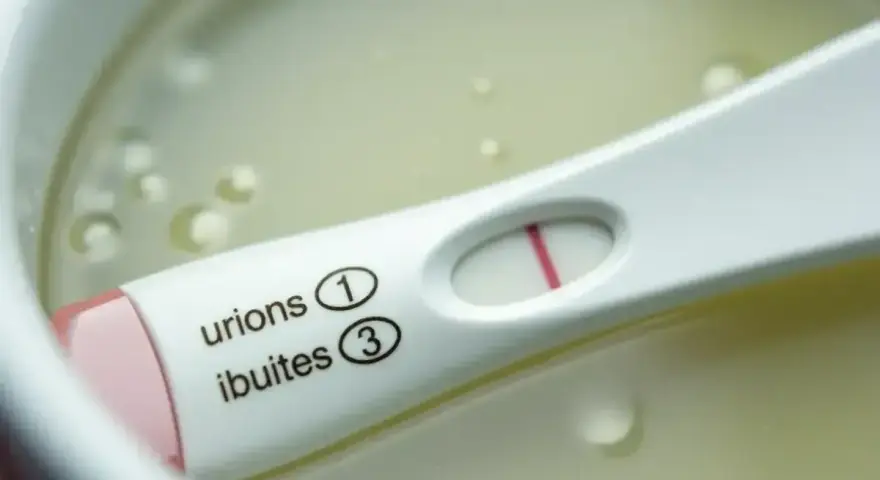 Test ciążowy z jedną kreską, zanurzony w płynie. Kiedy wykonać test ciążowy? Najlepiej po terminie spodziewanej miesiączki.