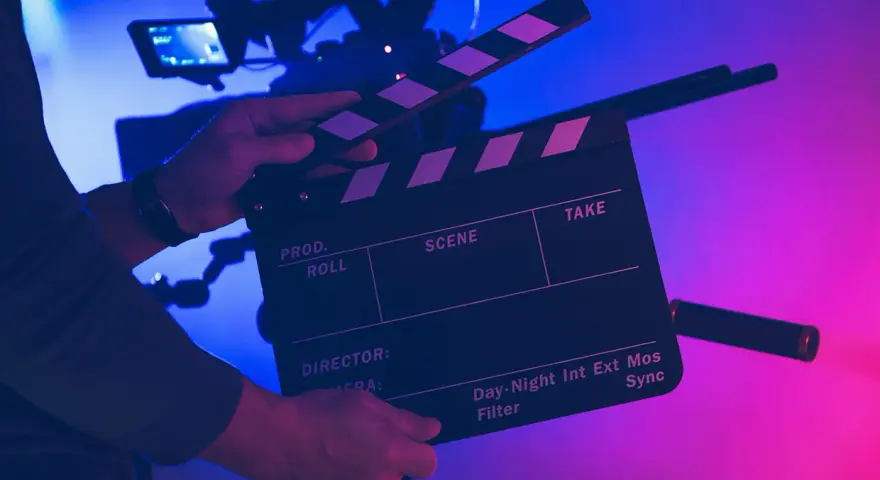 Un ciak pronto per segnare l'inizio di una ripresa. Serve a sincronizzare audio e video, un gesto iconico del cinema.