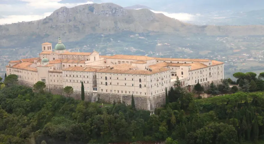 Abbazia di Montecassino, punto di partenza del cammino di San Benedetto. Le sue tappe e i suoi km sono un'esperienza spirituale.