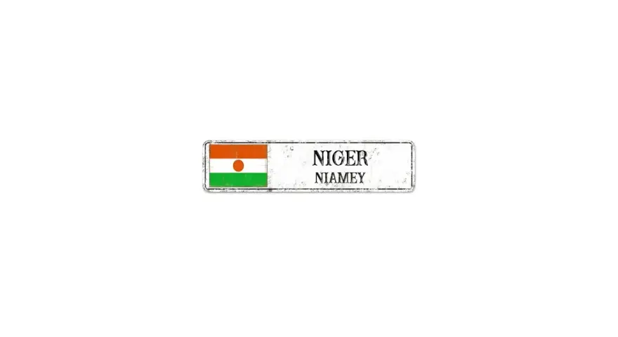 Tabliczka z flagą Nigru i nazwą stolicy Niamey.