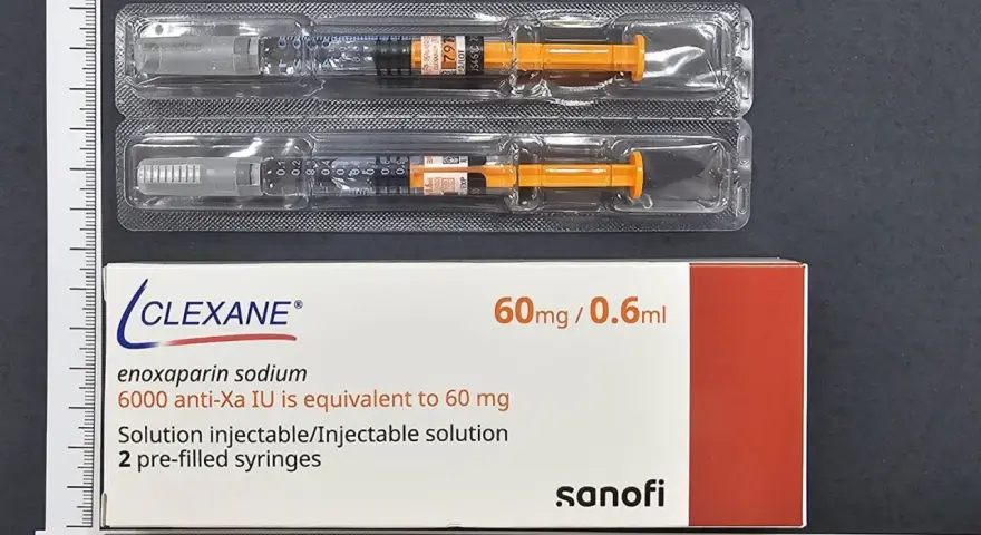 Zwei Fertigspritzen Clexane (Enoxaparin-Natrium) 60mg/0,6ml und die Verpackung.