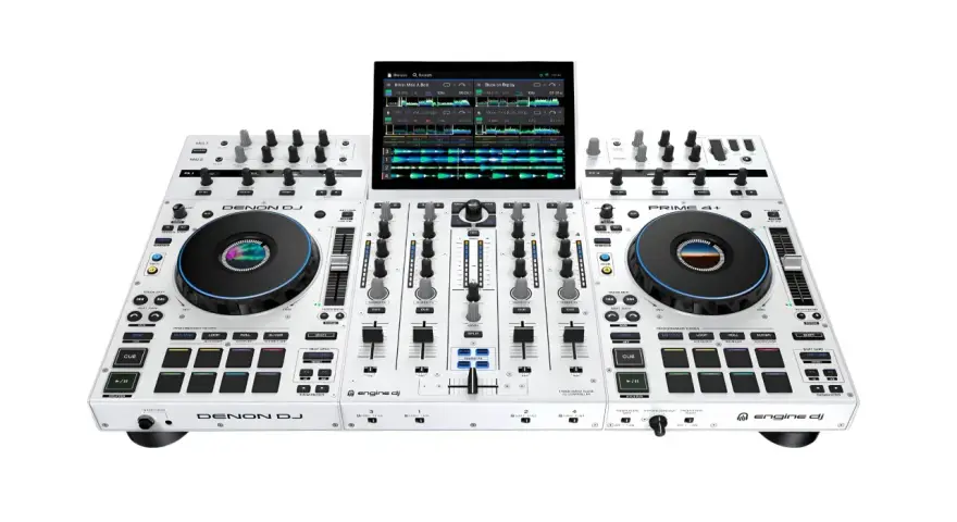 Profesjonalny kontroler DJ Denon DJ PRIME 4+ z ekranem dotykowym, dwoma talerzami i padami.