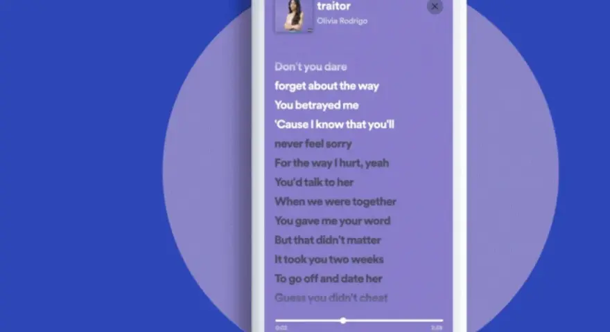Lyrics von "traitor" von Olivia Rodrigo bei Spotify. Der Songtext wird auf einem Smartphone angezeigt.
