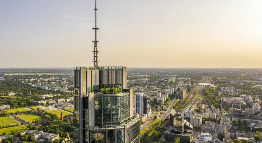 Wieżowiec Varso Tower w Warszawie, z anteną, góruje nad miastem. Zastanawiasz się, ile metrów ma Varso Tower? To imponujące 303 metry!