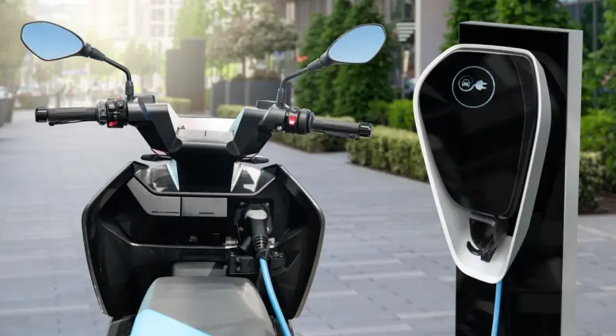 Czy skuter to motorower? Poznaj kluczowe różnice i przepisy