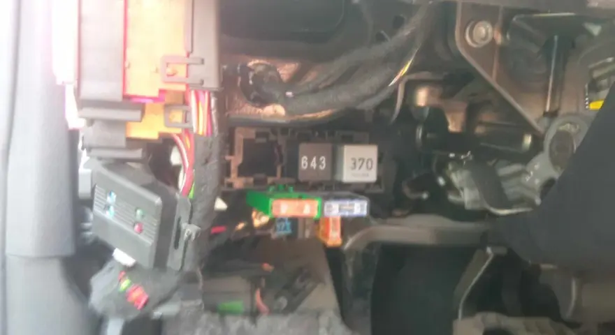 Audi A4 B8 bezpieczniki opis. Widok na skrzynkę bezpieczników i przekaźników pod deską rozdzielczą.