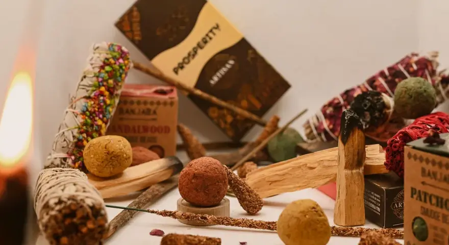 Palo santo, kadzidełka i kulki zapachowe. Jak zgasic kadzidlo? Wystarczy je zdmuchnąć lub przycisnąć do niepalnej powierzchni.
