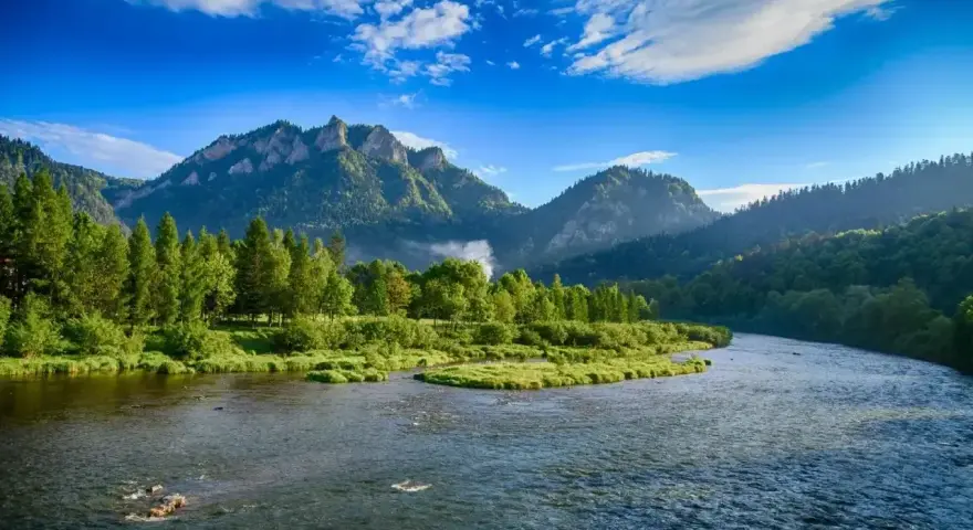 Malowniczy Dunajec w Pieninach, idealne miejsce na wakacje. Góry, lasy i błękitne niebo tworzą bajkowy krajobraz.