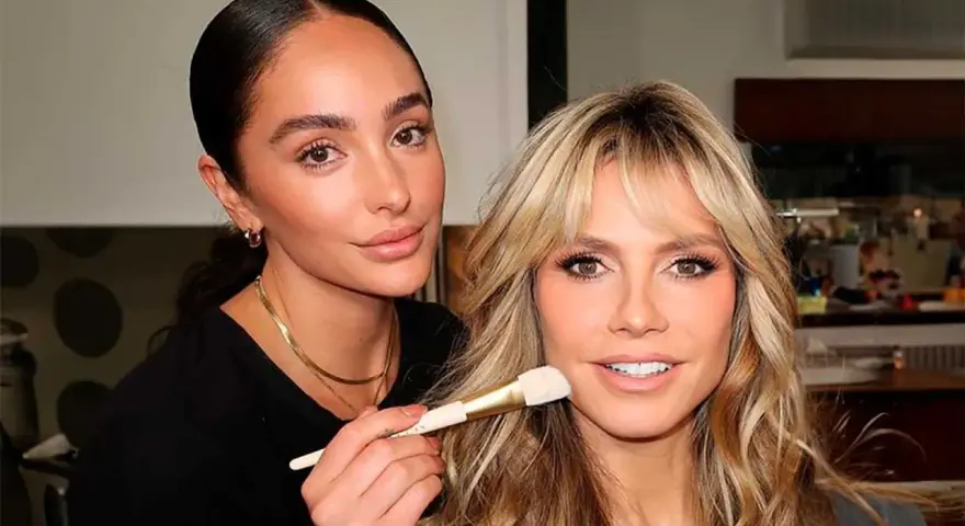 Maquilladora aplica producto para lograr un efecto glow cara radiante en modelo.