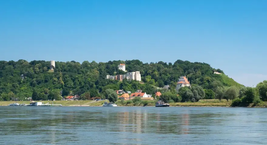 Widok na Wisłę i wzgórza z ruinami zamku oraz zabudowaniami. Kazimierz Dolny i okolice atrakcje zachwycają.