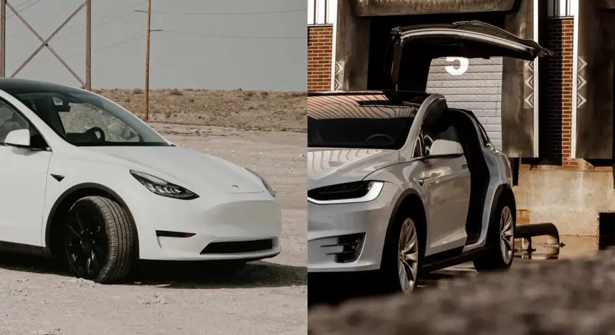 Dwa białe Tesle: Model Y z przodu i Model X z otwartymi drzwiami.