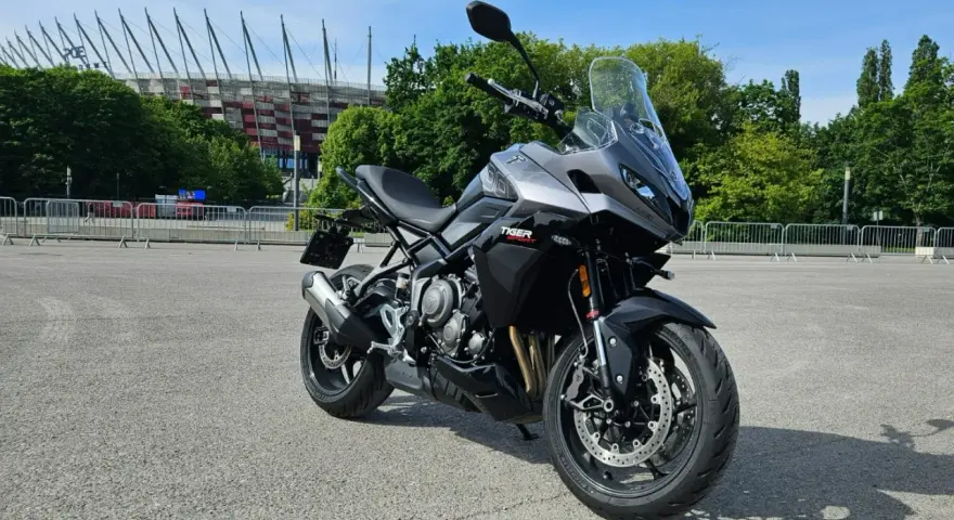 Szary motocykl Triumph Tiger Sport 660, gotowy do jazdy. Dane techniczne tego modelu zachwycają.