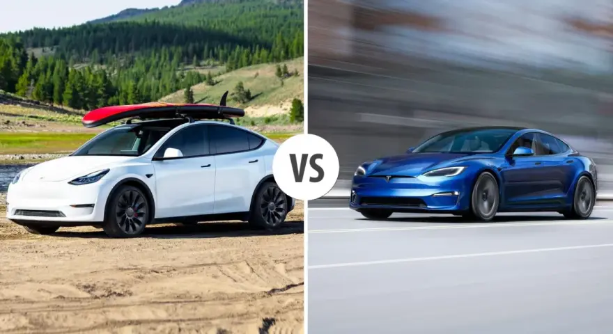 Biały Tesla Model Y z deską surfingową na dachu i niebieski Tesla Model S w ruchu.