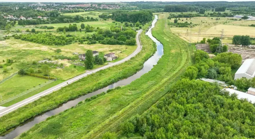 Malownicze trasy rowerowe Częstochowa wzdłuż kanału, otoczone zielenią i polami. Idealne miejsce na aktywny wypoczynek.