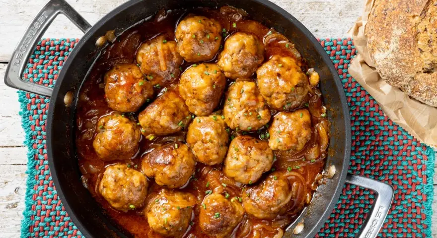 Polpette succulente in salsa, perfetti secondi natalizi sfiziosi. Accompagnate da pane rustico, un'esplosione di sapori.