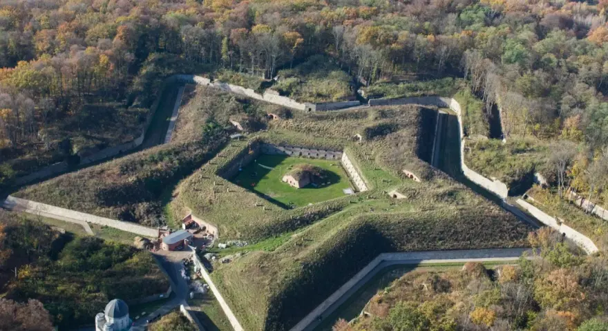 Fortyfikacje w Nysie, kształtem przypominające gwiazdę, to jedne z najciekawszych atrakcji regionu. Otoczone jesiennym lasem, zachwycają swoją architekturą.