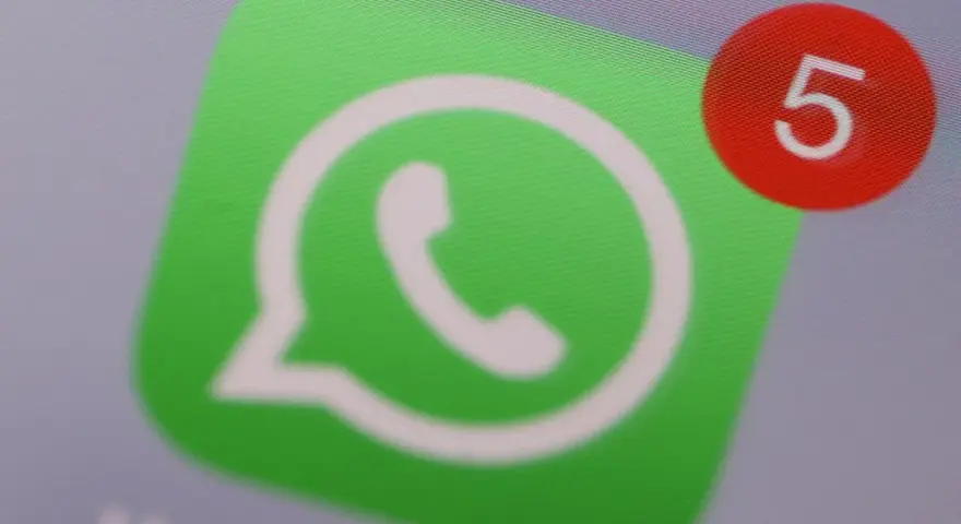 WhatsApp-Logo mit Benachrichtigungszahl 5 in einem roten Kreis.