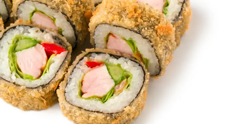 Chrupiące rolki sushi w tempurze z kurczakiem, ogórkiem i papryką. Idealne na przekąskę.