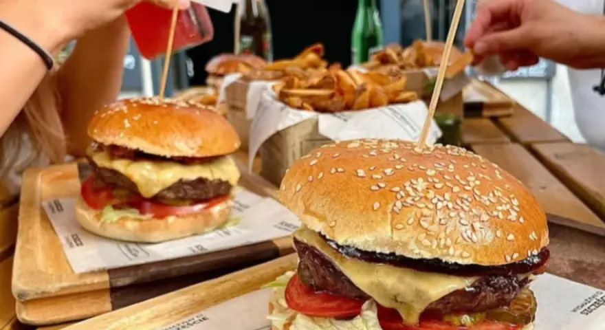 Skąd naprawdę pochodzi hamburger? Odkryj jego europejskie korzenie.