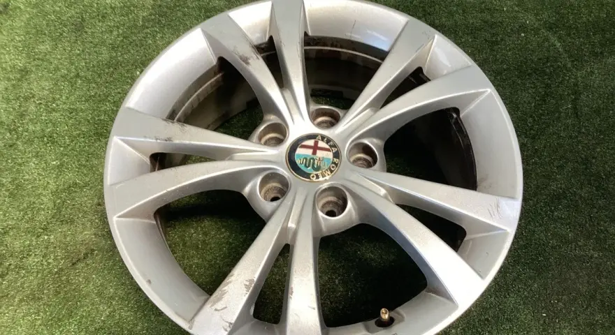 Cerchi in lega Alfa Romeo Giulietta 17 pollici, con logo centrale.