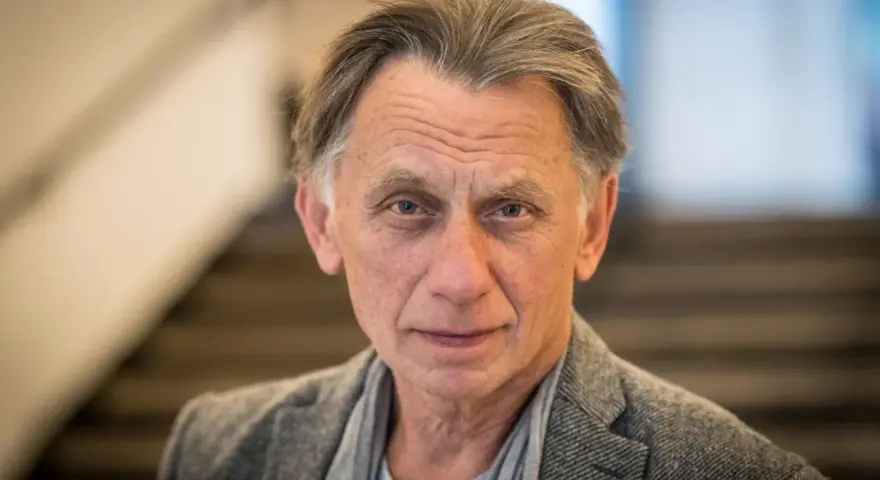 Krzysztof, który prowadził koło fortuny, zamyślony spogląda w obiektyw.