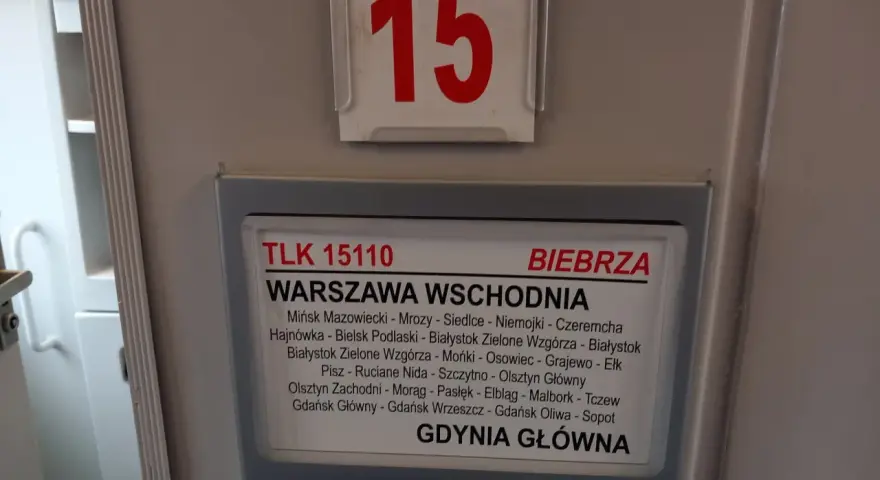 Tablica informacyjna pociągu TLK 15110 "Biebrza" na trasie Warszawa Wschodnia - Gdynia Główna.