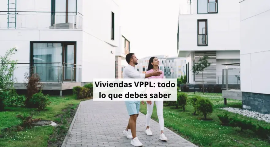 Pareja joven admira viviendas VPPL, todo lo que debes saber sobre estas casas.