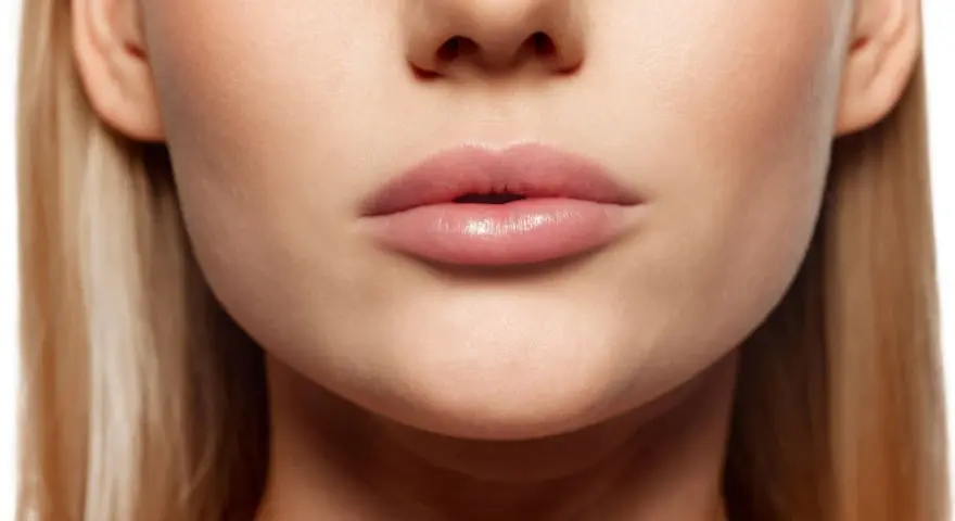 Labios rosados y suaves, perfectos para aprender como hidratar los labios y lucir una sonrisa radiante.