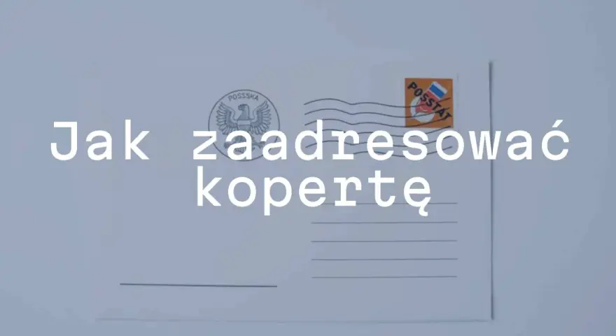 Jak zaadresować kopertę? Na zdjęciu biała koperta z polskim znaczkiem pocztowym i orłem.