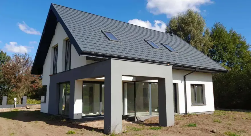 Nowoczesny dom 120 m² z szarym dachem i dużymi oknami. Zastanawiasz się, jaki koszt budowy domu 120 m²?