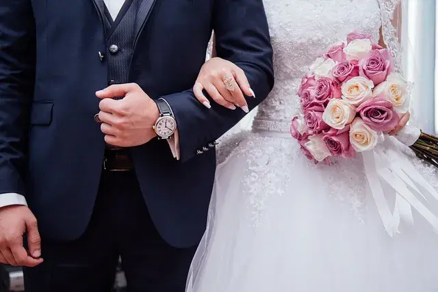 Kto jedzie pierwszy do ślubu? Odkryj znaczenie tej tradycji