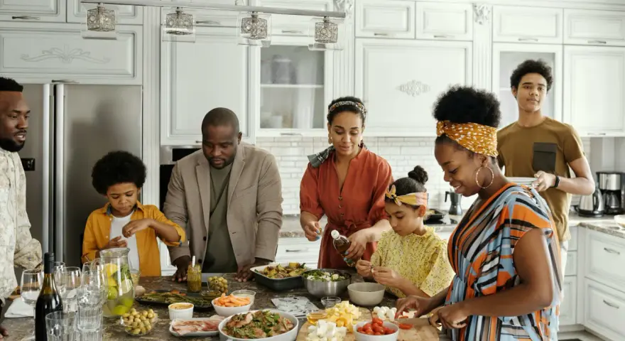 Une famille prépare un repas ensemble, partageant des moments précieux. Les ingrédients sont disposés sur le comptoir, comme un trésor **réduit aux acquets** de leur amour.