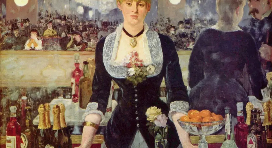 Bar w Folies-Bergère. Młoda barmanka z kwiatami we włosach i na sukni stoi za ladą pełną butelek i owoców, w tle tłum widzów.