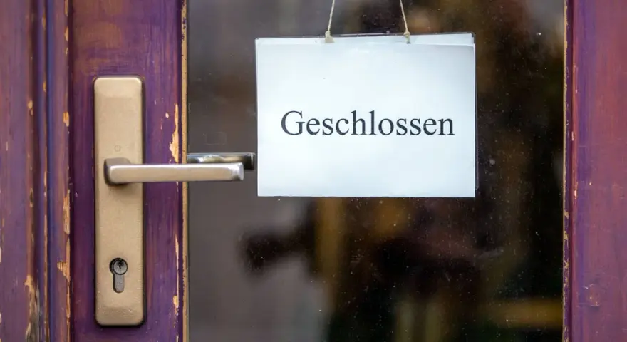 Tür mit Schild "Geschlossen". Wahrscheinlich wegen Karfreitag feiertag?